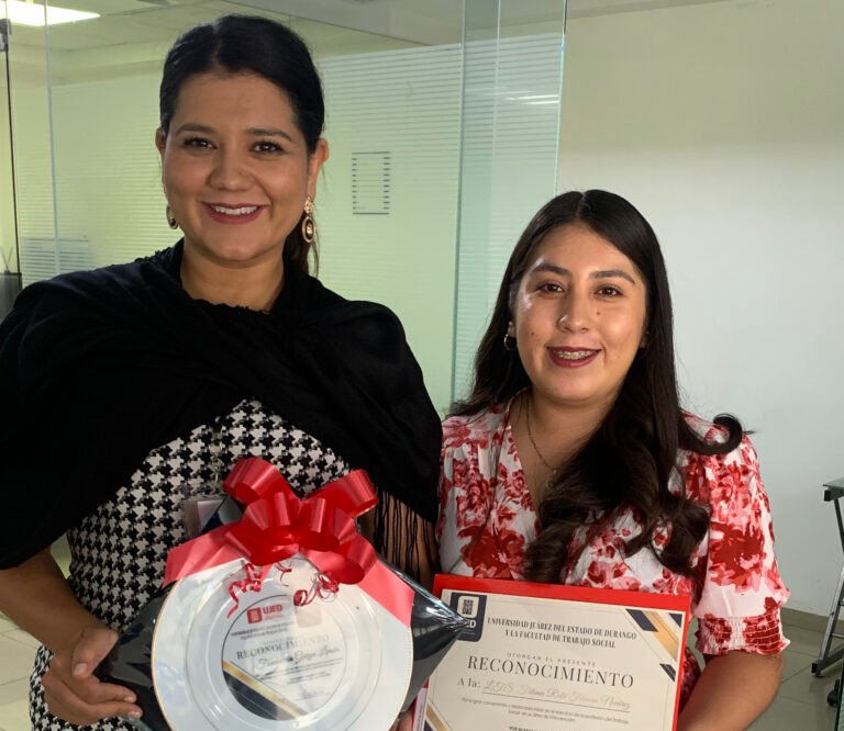Xóchitl Fernández y Rubí Ferman con recomocimeitno de la Facultad de Trabajo Social